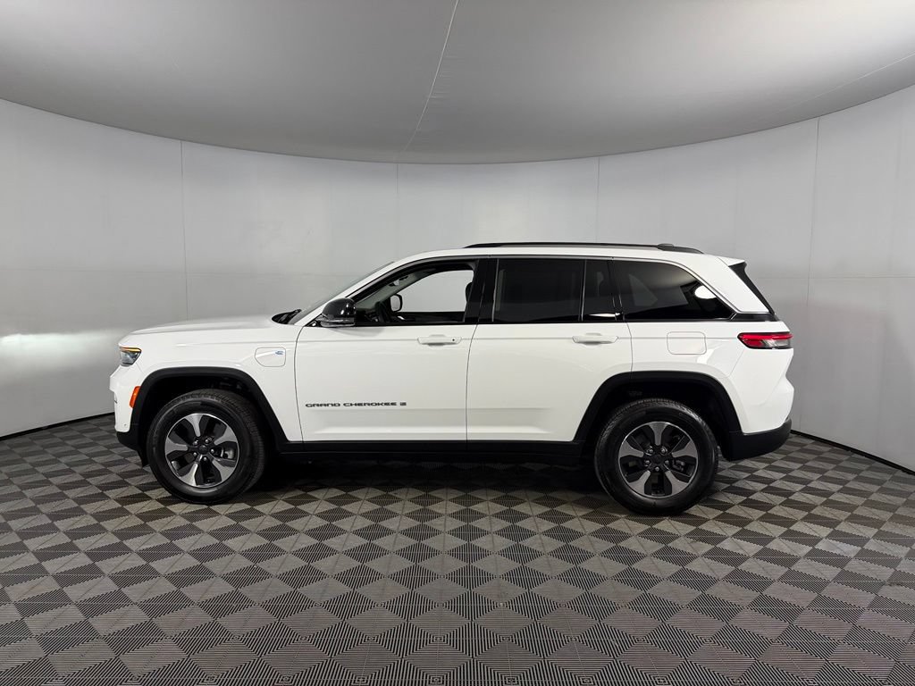Certified 2023 Jeep Grand Cherokee 4WD 4xe w/ Luxury Tech Group II image 9