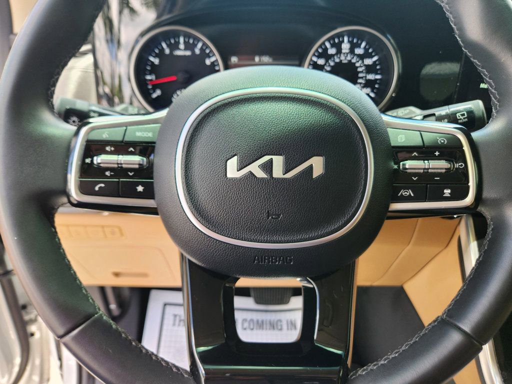 Used 2024 Kia Carnival EX FWD image 11