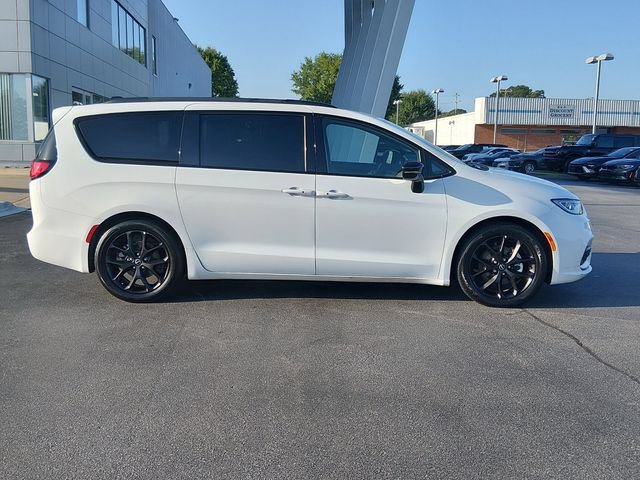 Used 2025 Chrysler Pacifica Limited FWD image 2