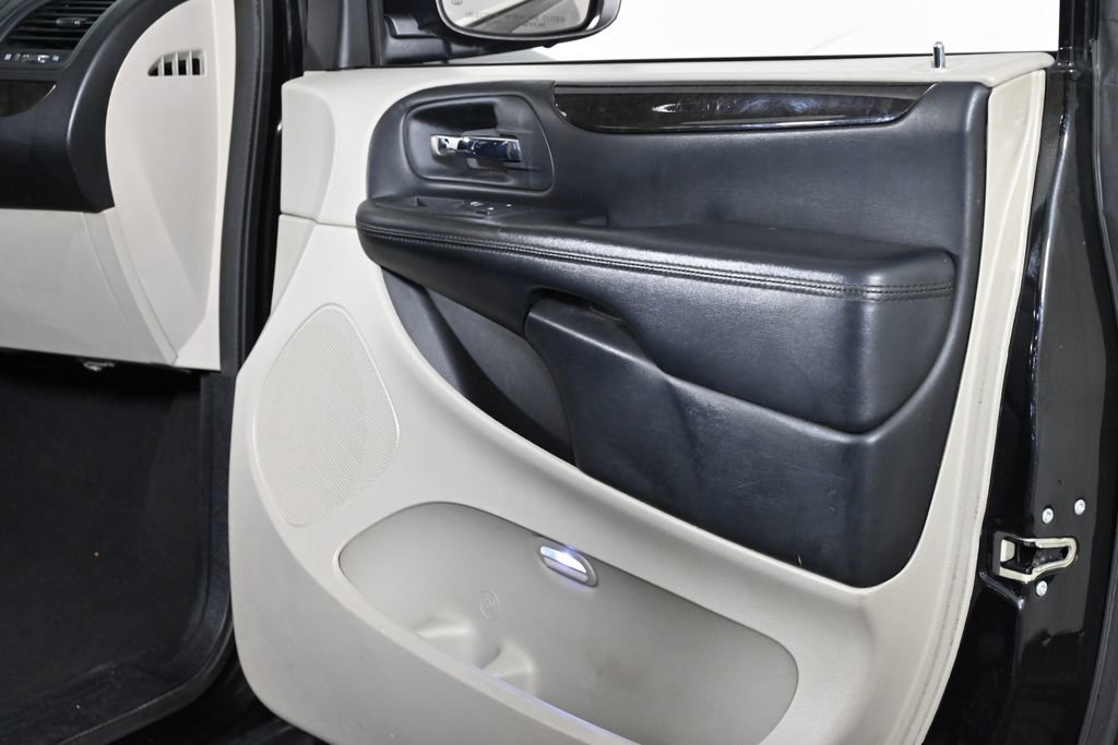 Used 2016 Dodge Grand Caravan SXT image 19