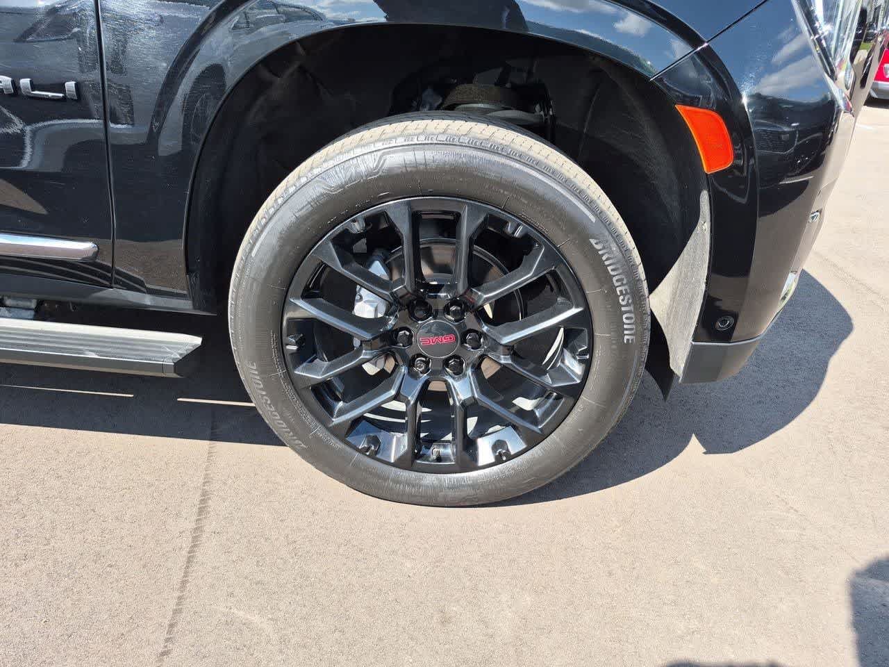 Used 2023 GMC Yukon XL Denali Ultimate AWD/4WD image 13