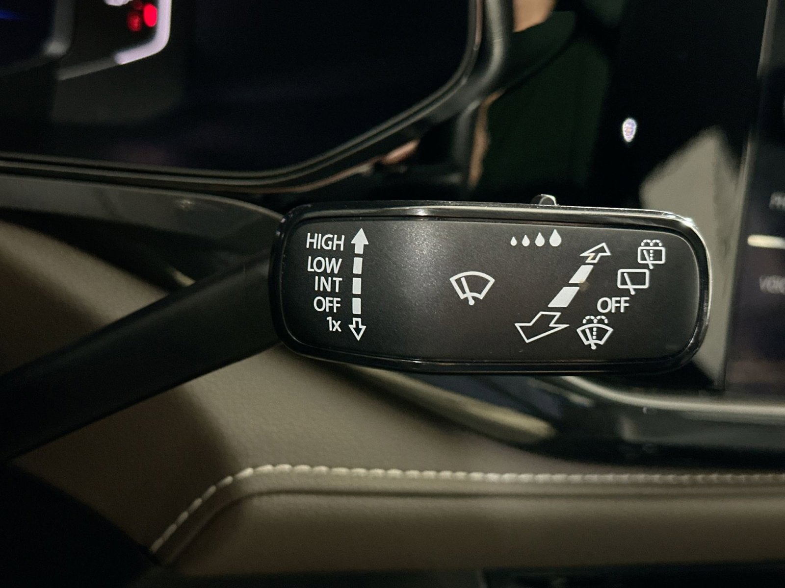 Used 2022 Volkswagen Taos SEL image 31