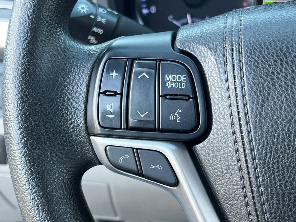 Used 2018 Toyota Highlander LE AWD/4WD image 25