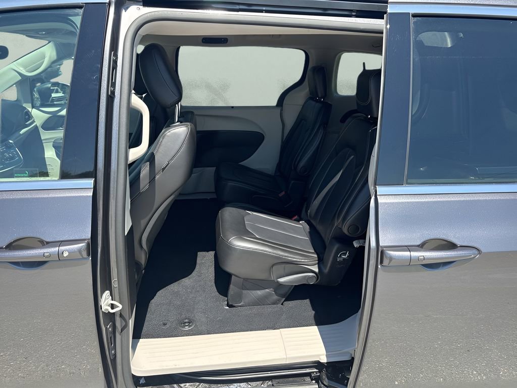 Used 2023 Chrysler Pacifica Touring-L image 27