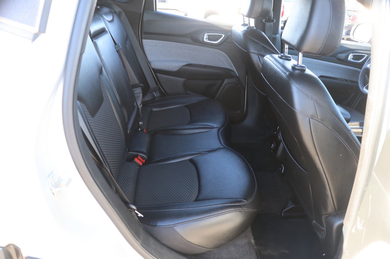 Used 2024 Jeep Compass Latitude image 30