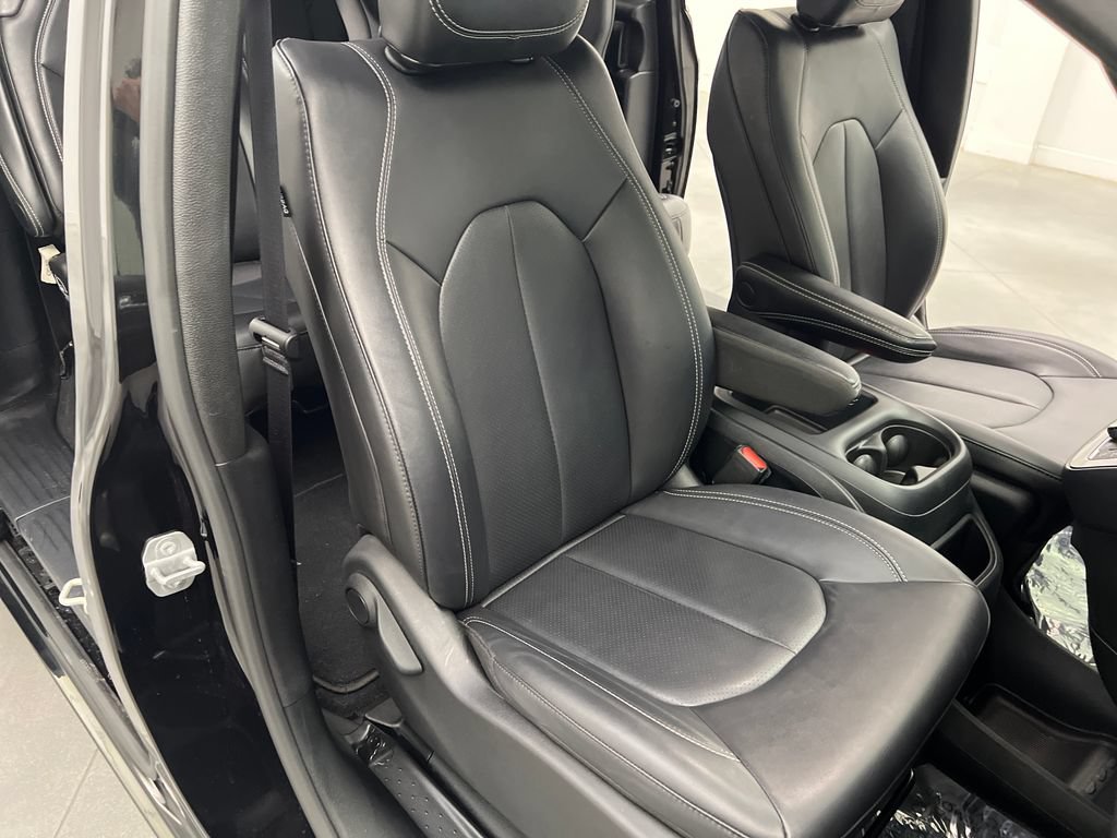 Used 2025 Chrysler Pacifica Select FWD image 36