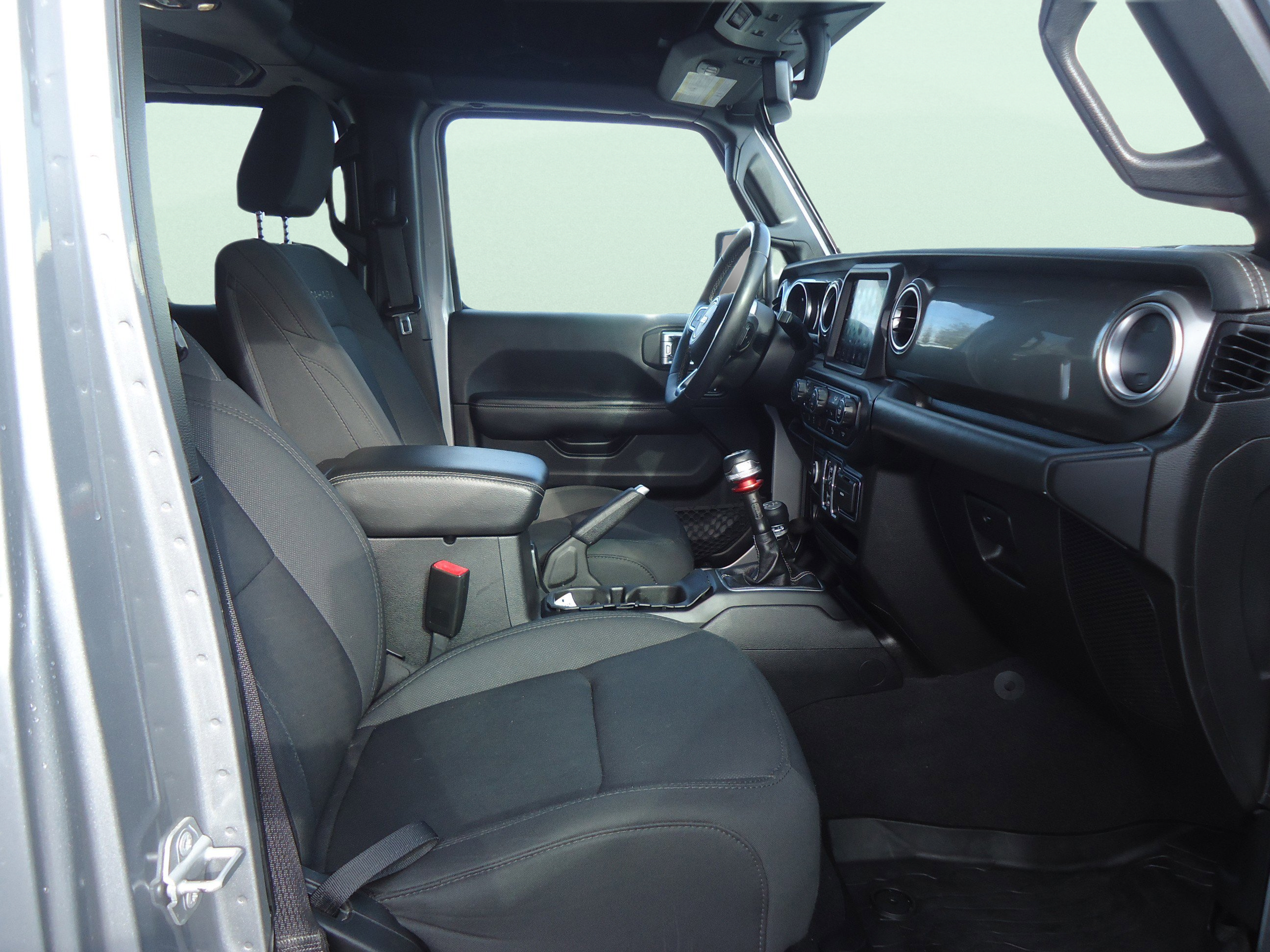 Used 2019 Jeep Wrangler Unlimited Sahara w/ Dual Top Group AWD/4WD image 26