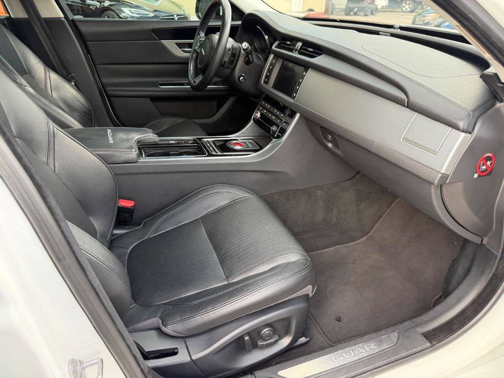 Used 2016 Jaguar XF Prestige AWD/4WD image 16