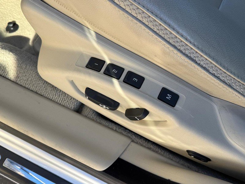 Used 2016 Volvo XC70 T5 Platinum w/ Protection Package image 18