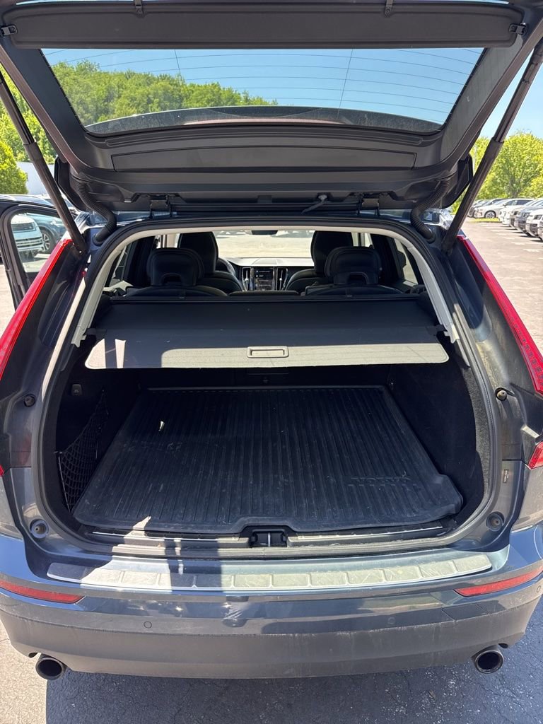 Used 2020 Volvo XC60 T5 Momentum w/ Protection Package Premier AWD/4WD image 12