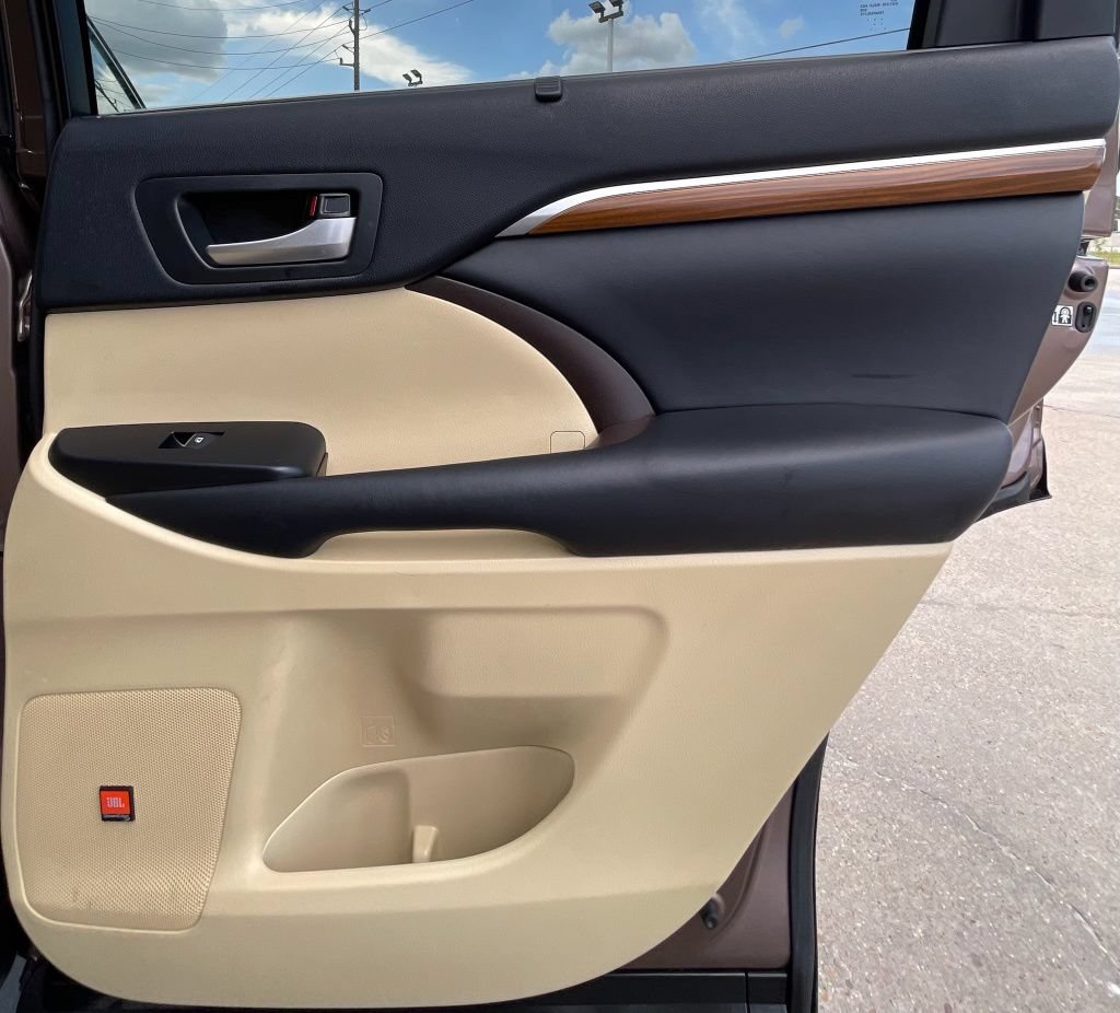 Used 2017 Toyota Highlander Limited FWD image 33