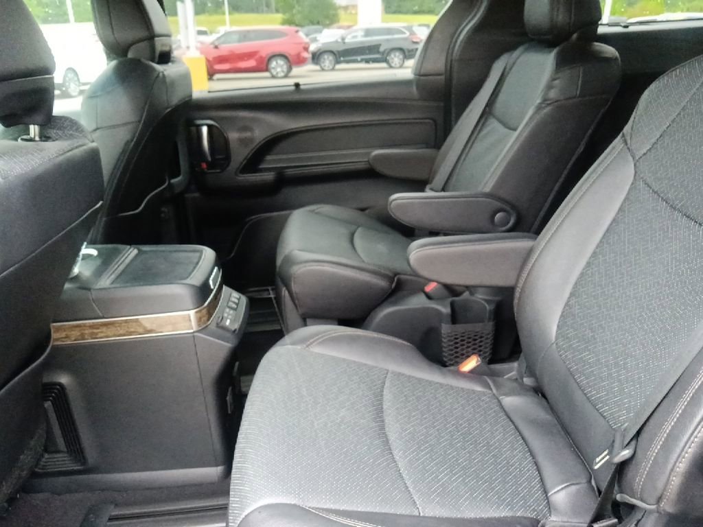 Used 2025 Toyota Sienna Platinum AWD/4WD image 28