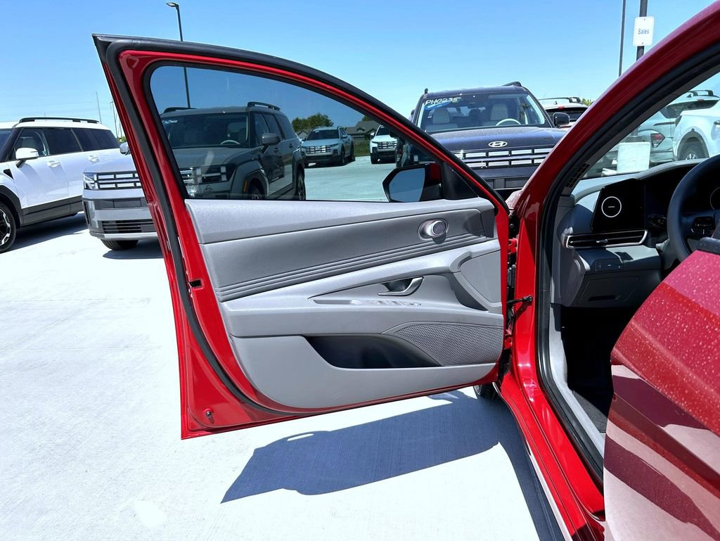 Used 2023 Hyundai Elantra SEL w/ Convenience Package FWD image 10
