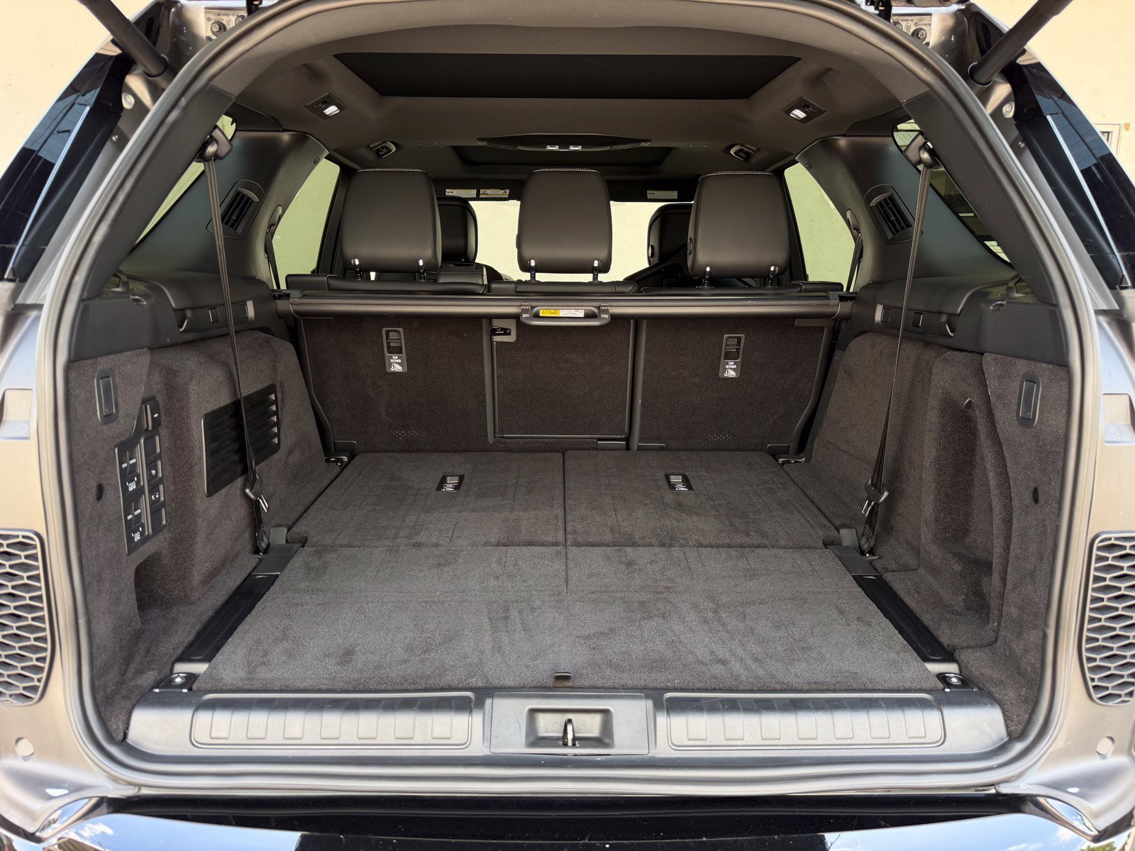 Used 2023 Land Rover Discovery S R-Dynamic AWD/4WD image 14