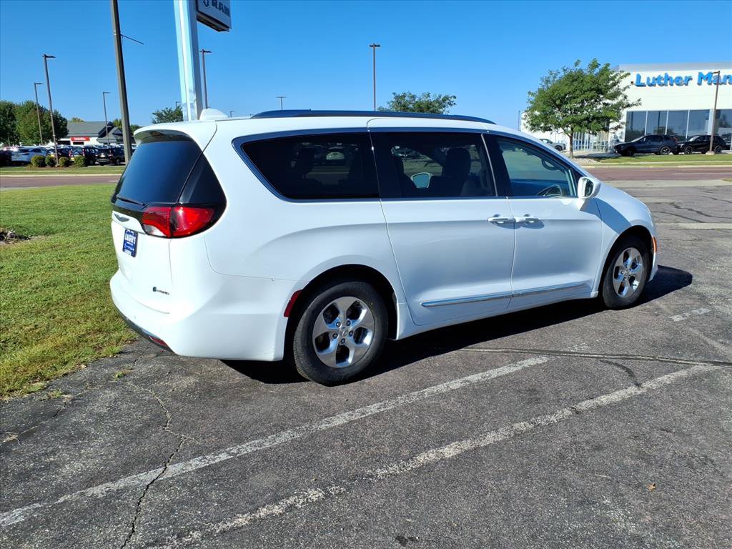 Used 2018 Chrysler Pacifica Touring-L image 3