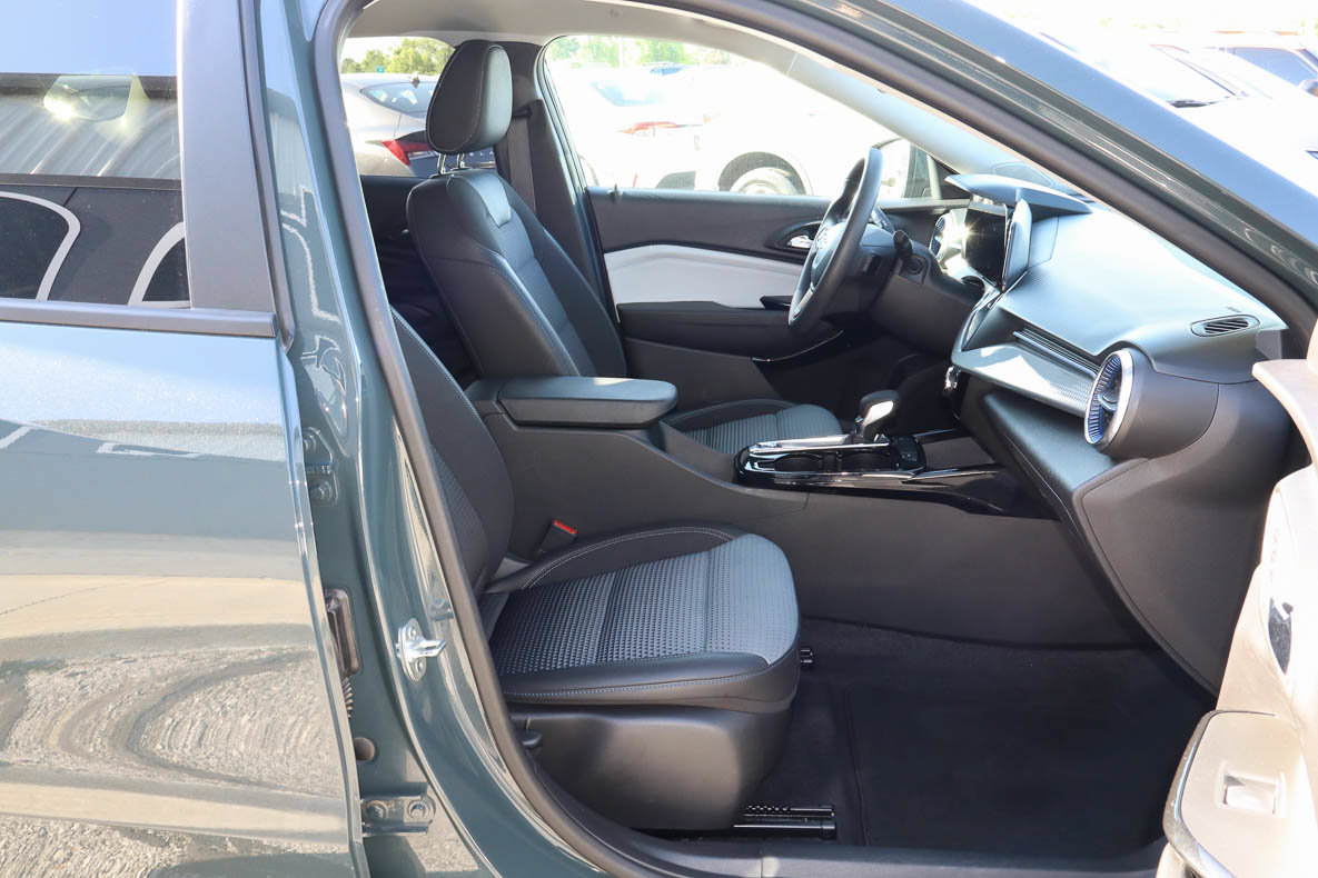 Used 2025 Chevrolet Trax LT FWD image 22