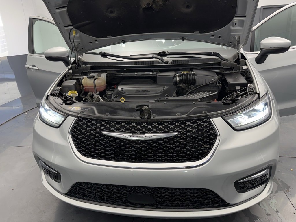 Used 2023 Chrysler Pacifica Touring image 15