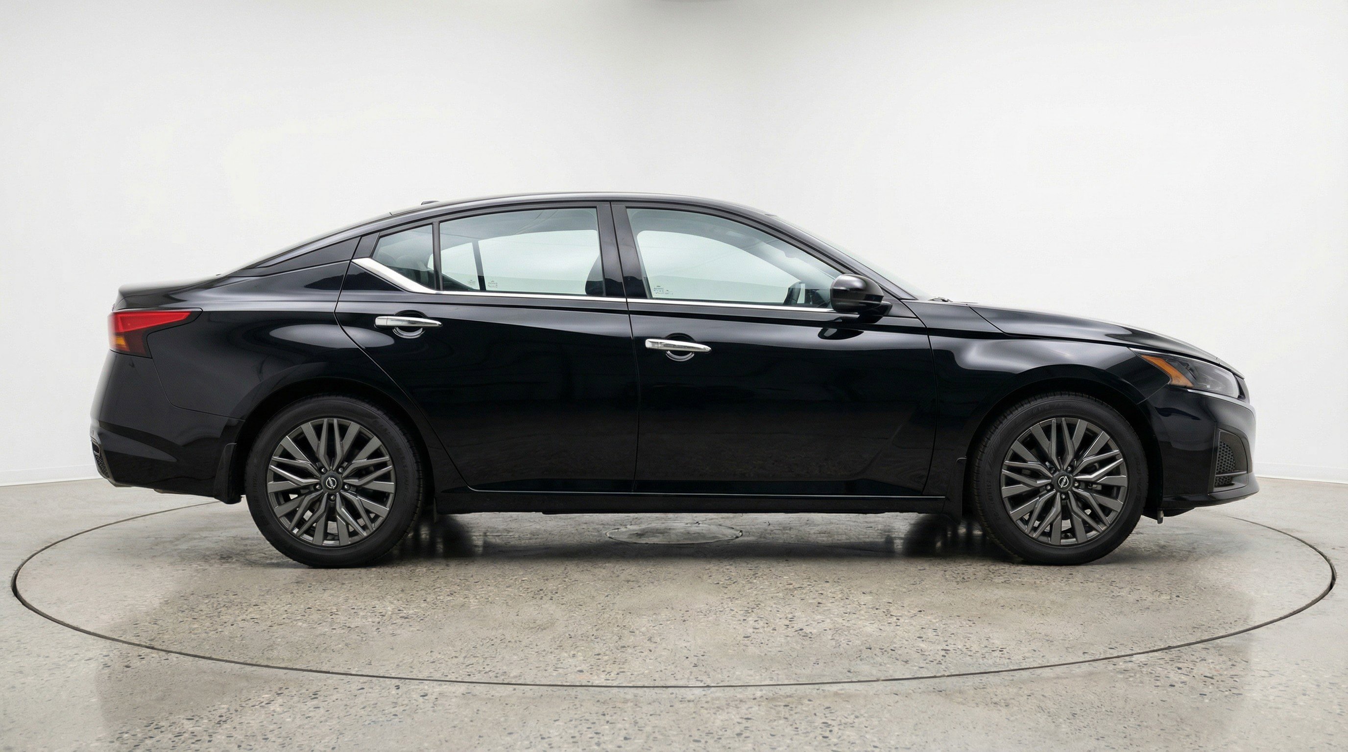 Used 2025 Nissan Altima 2.5 SV image 11