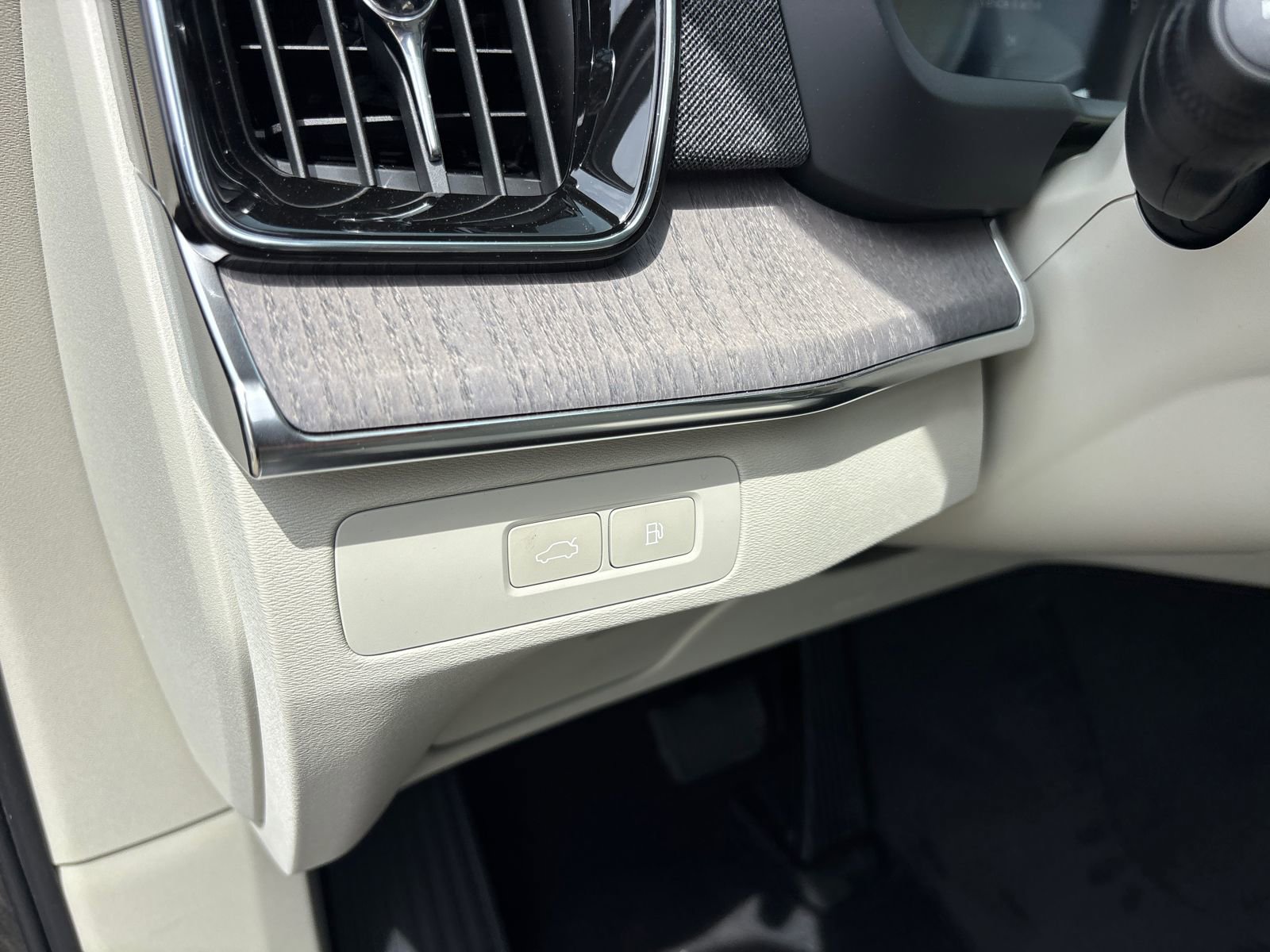 New 2026 Volvo XC90 T8 Ultra w/ Protection Package Premier AWD/4WD image 14