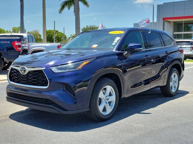 Used 2021 Toyota Highlander L FWD image 2
