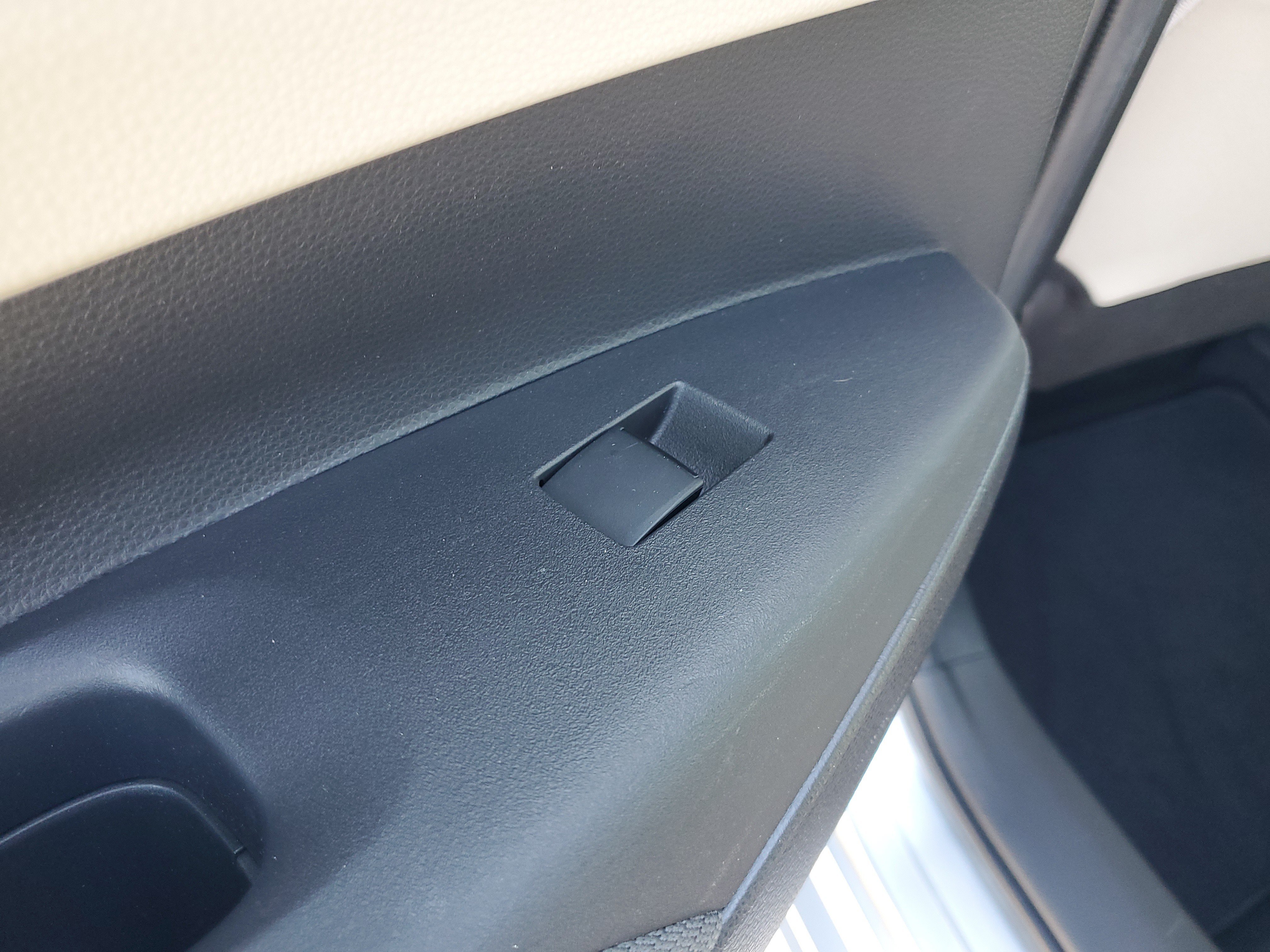 Used 2020 Toyota Corolla L FWD image 14
