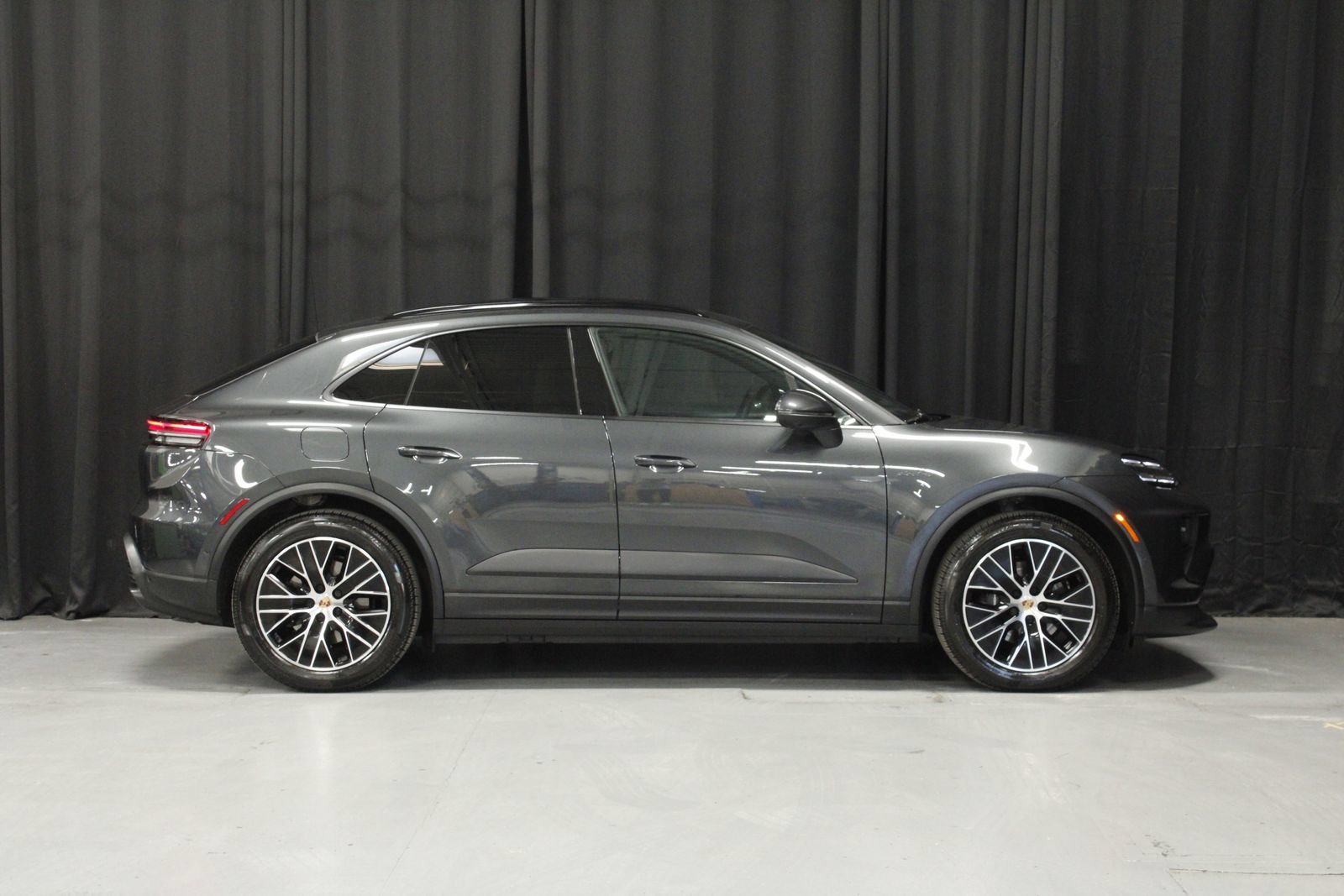 Certified 2025 Porsche Macan 4 Electric AWD/4WD image 8