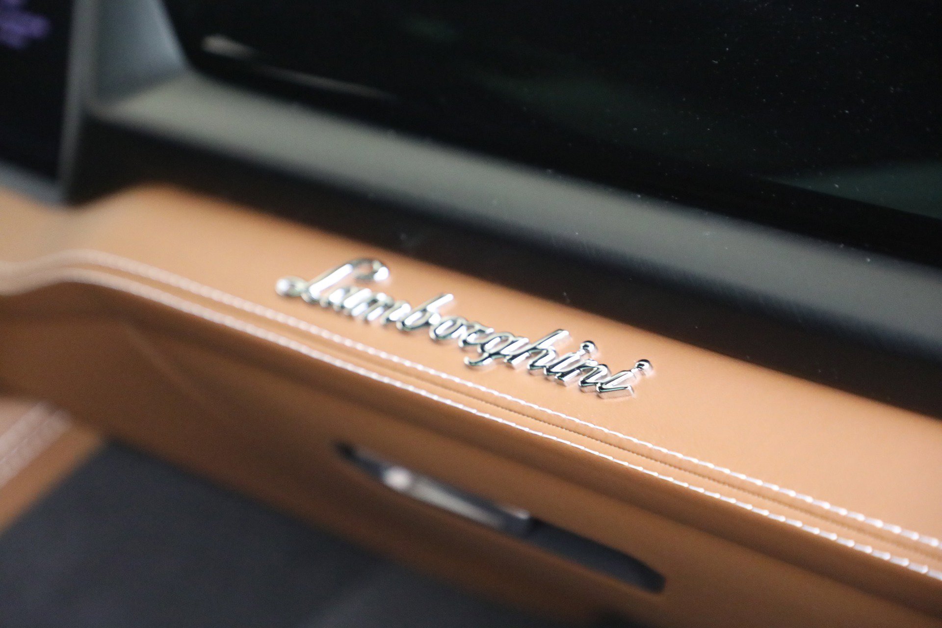 Used 2025 Lamborghini Urus SE AWD/4WD image 28