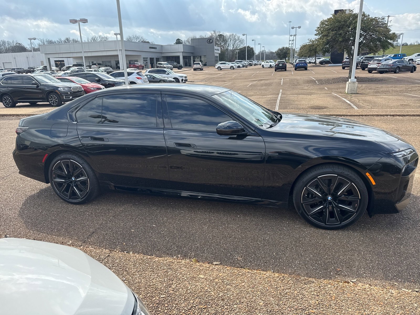 Used 2023 BMW 740i w/ Luxury Rear Seating Package image 4