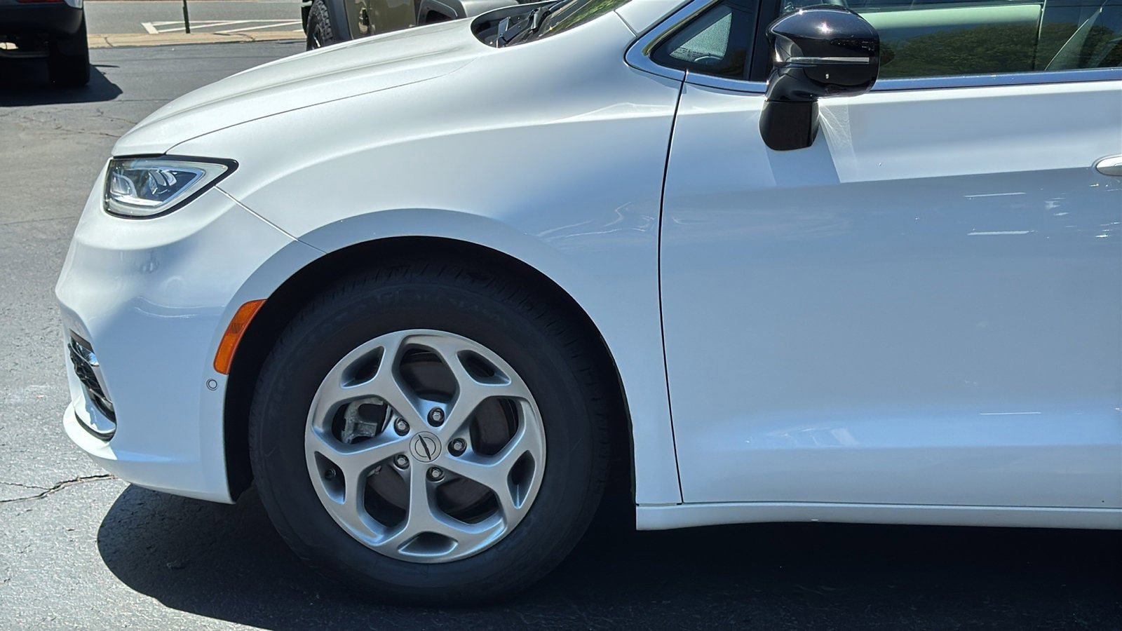Certified 2024 Chrysler Pacifica Limited FWD image 4