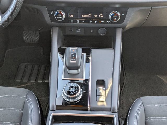 Used 2024 Mitsubishi Outlander SE image 17