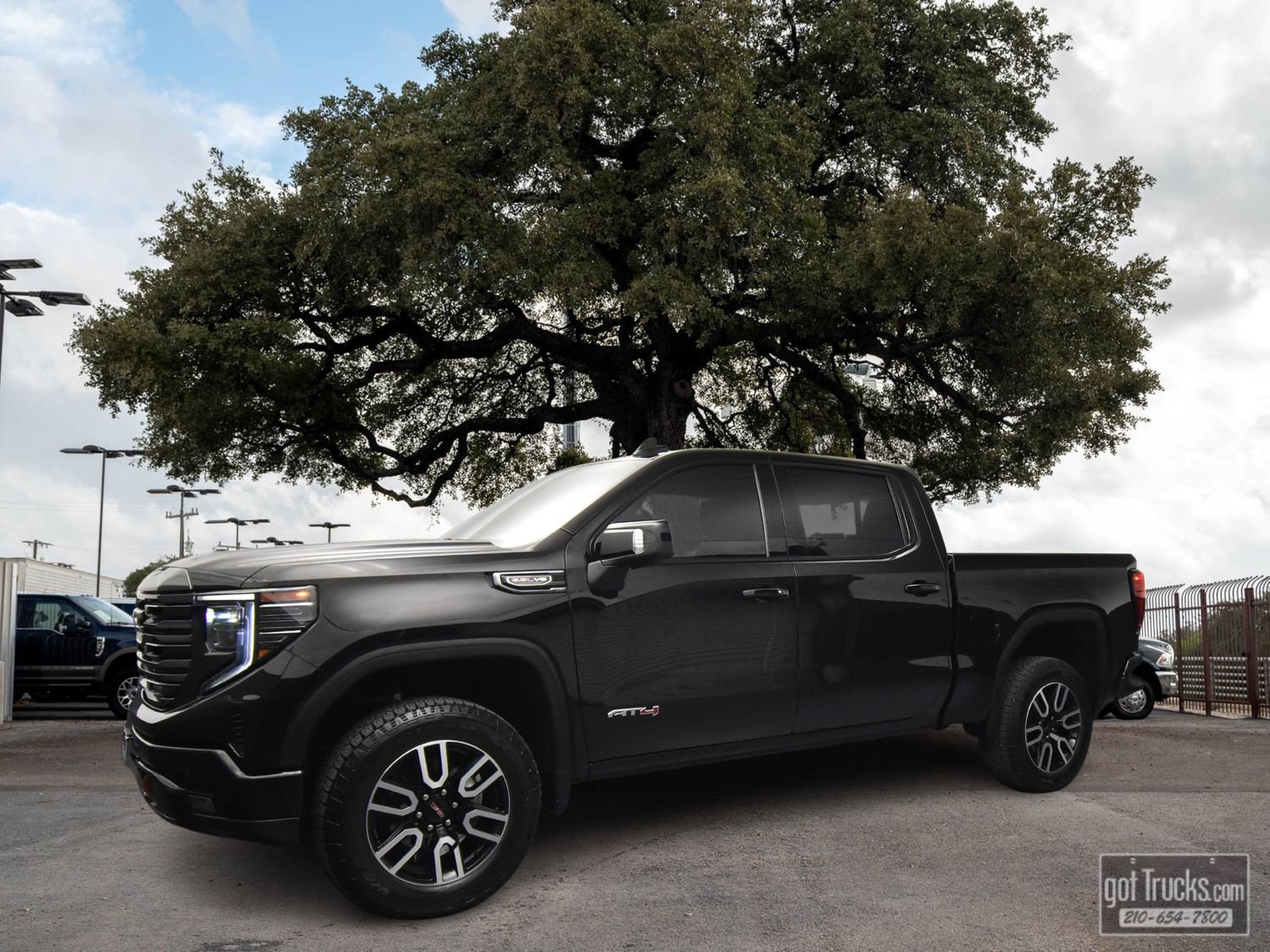 Used 2024 GMC Sierra 1500 AT4 w/ AT4 Preferred Package AWD/4WD image 1