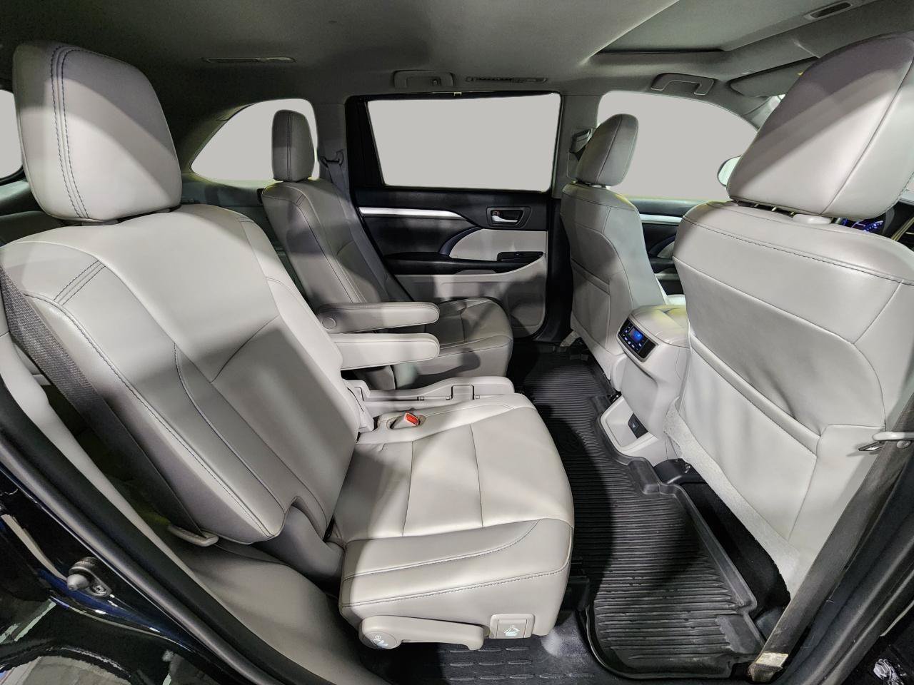 Used 2019 Toyota Highlander XLE AWD/4WD image 34