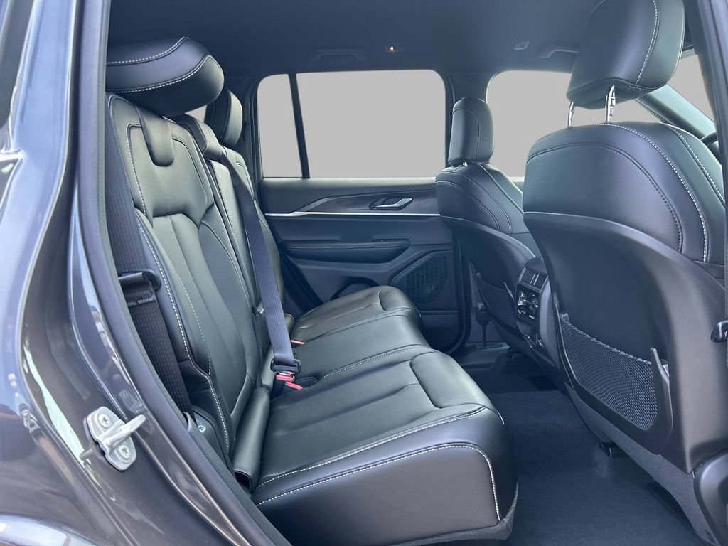 Used 2025 Jeep Grand Cherokee Limited AWD/4WD image 18