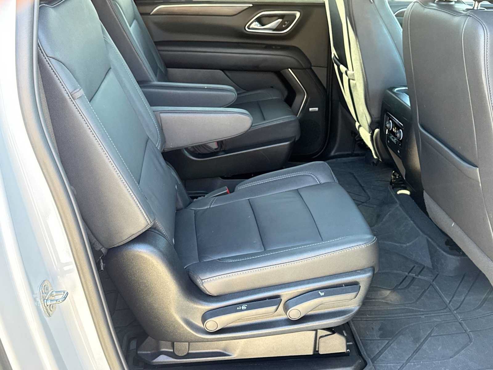Used 2024 Chevrolet Suburban LT w/ Luxury Package AWD/4WD image 19