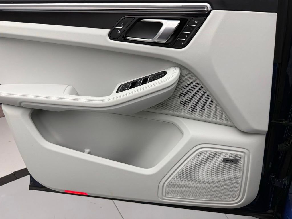 Certified 2025 Porsche Macan image 19