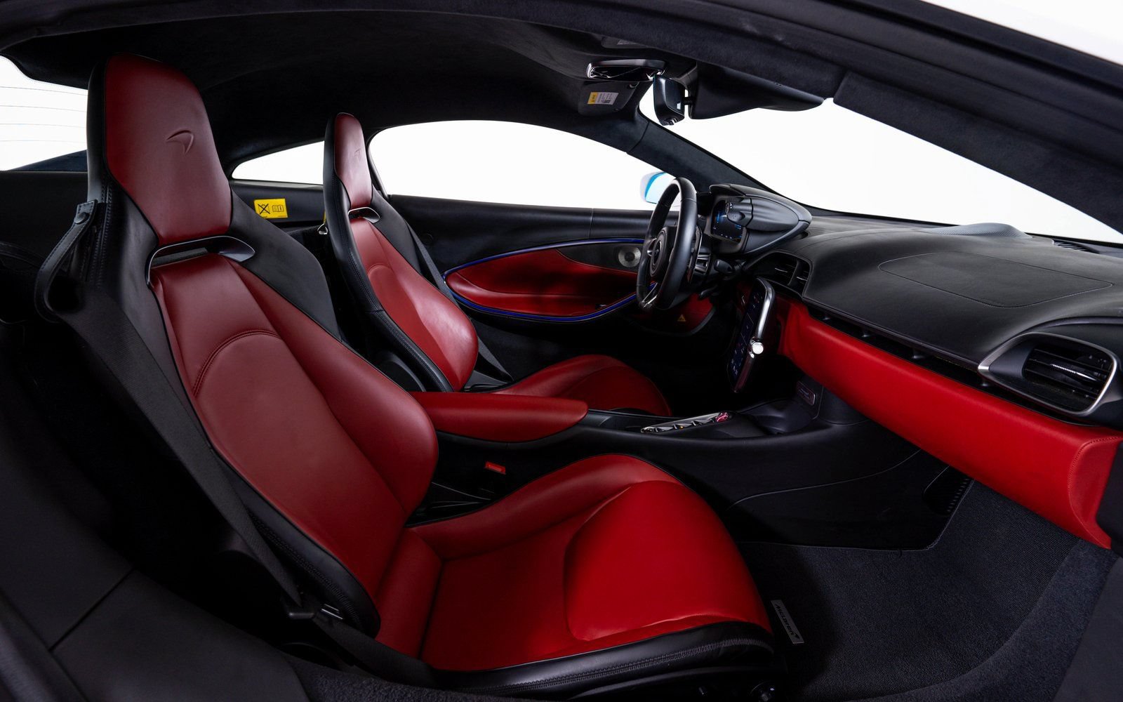 Used 2023 McLaren Artura RWD image 18