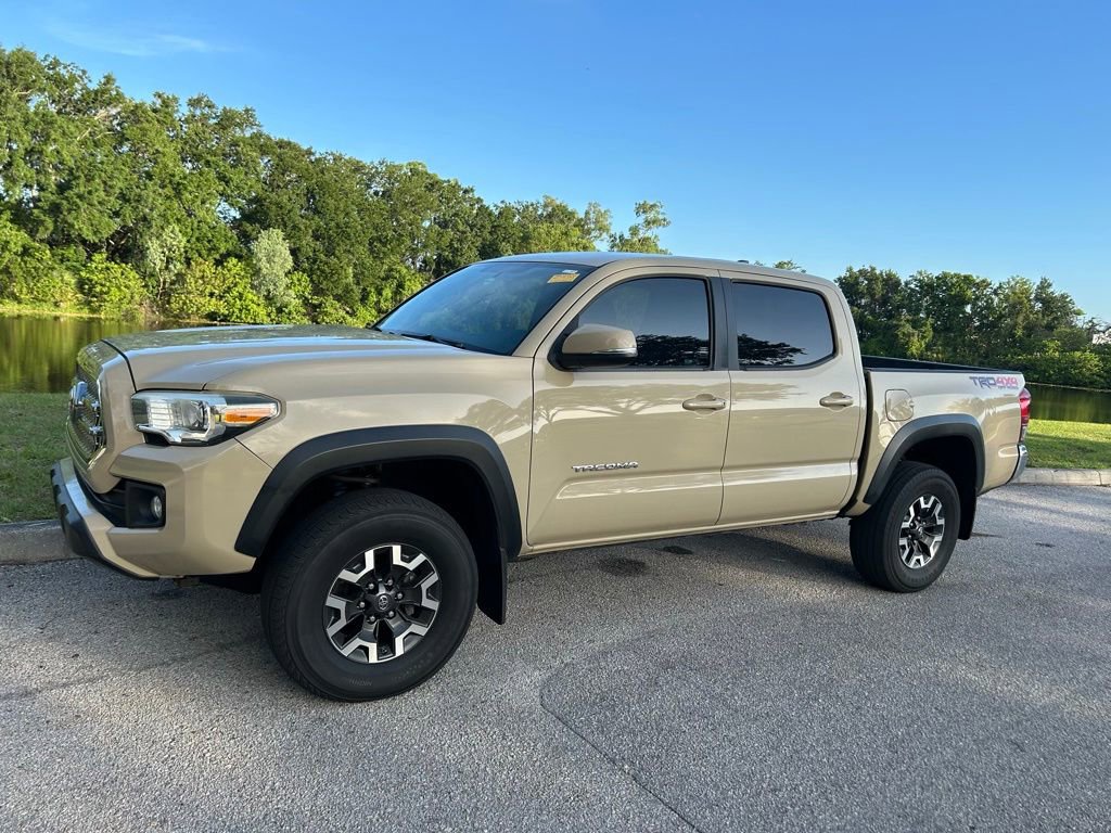 Used 2017 Toyota Tacoma TRD Sport AWD/4WD image 2