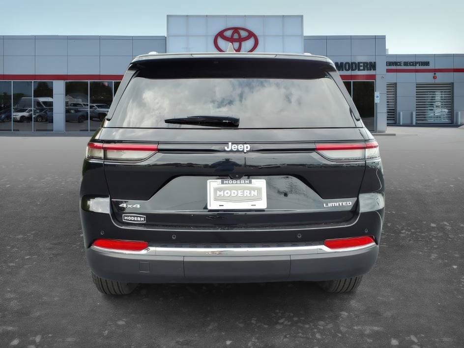 Used 2025 Jeep Grand Cherokee Limited AWD/4WD image 4