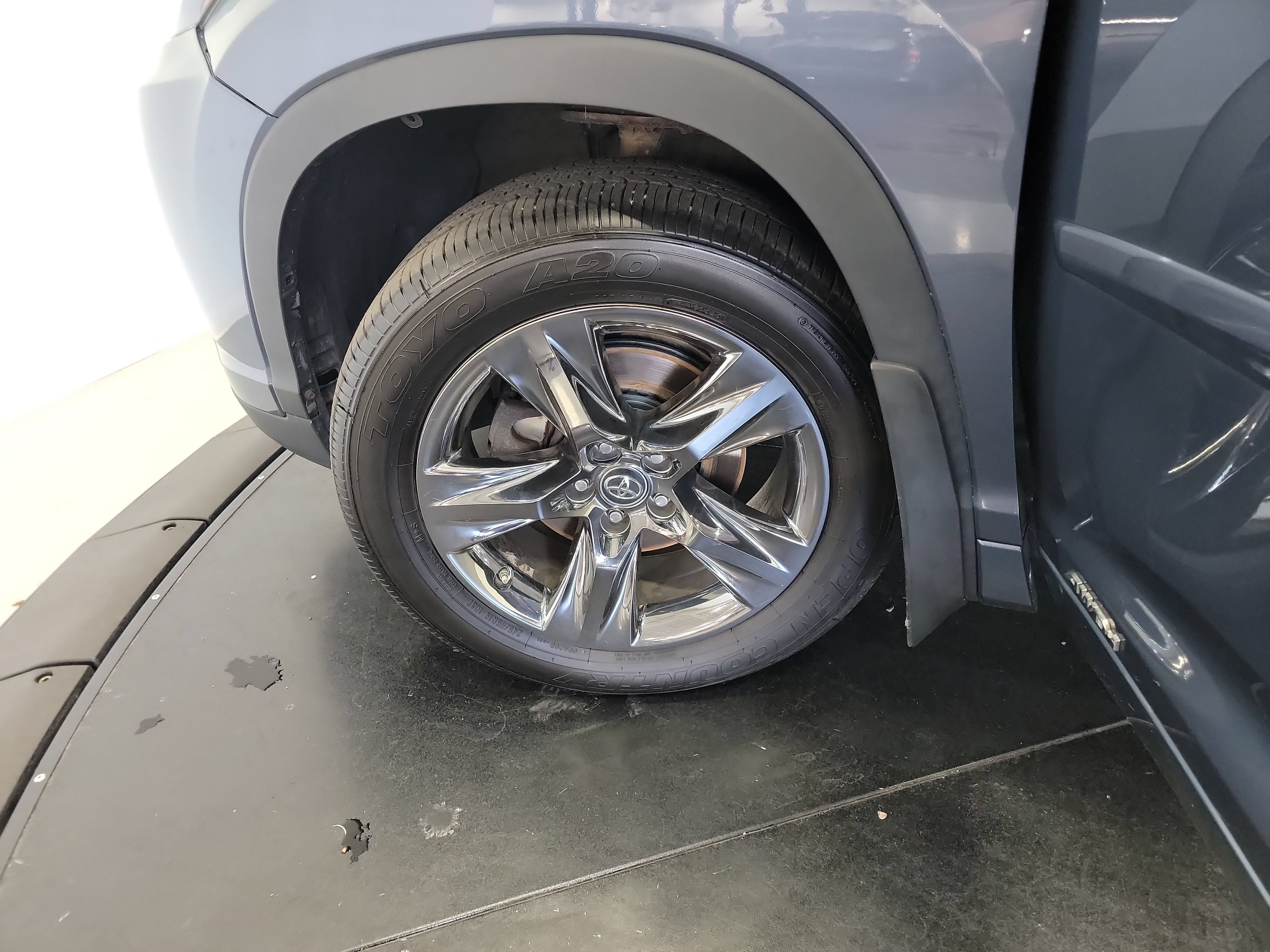 Used 2018 Toyota Highlander Limited Platinum AWD/4WD image 30