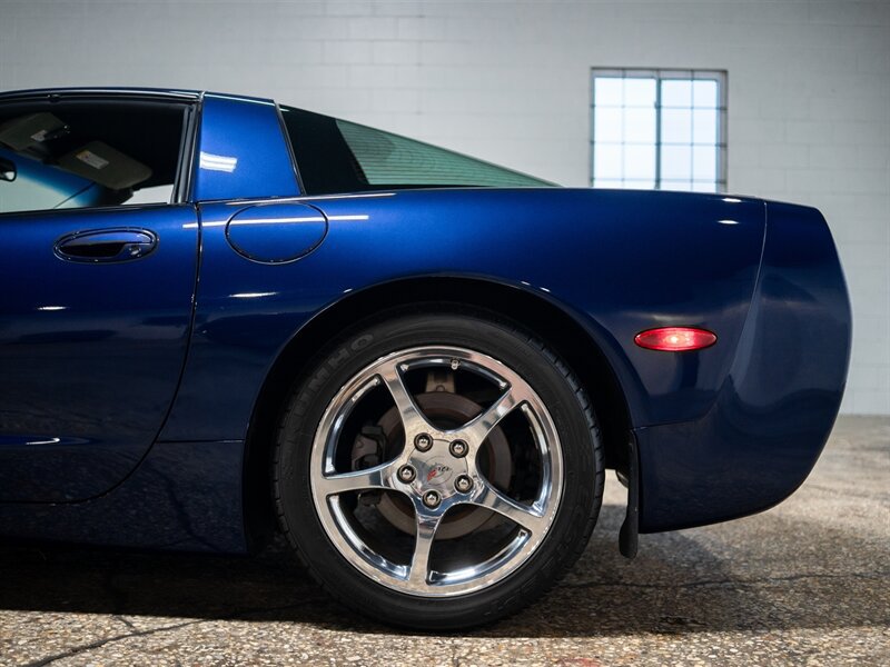 Used 2004 Chevrolet Corvette Coupe w/ Preferred Equipment Group RWD image 12