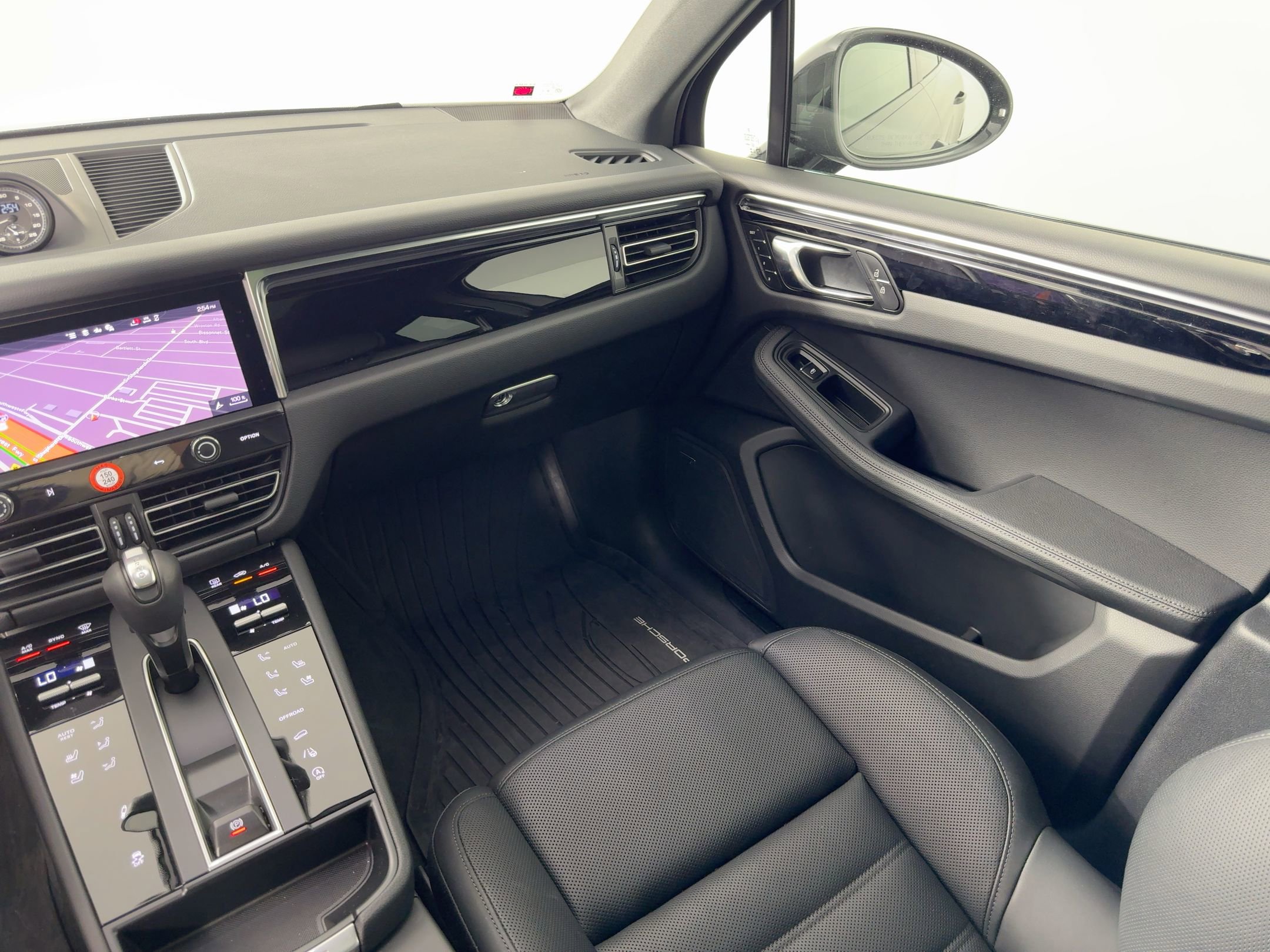 Certified 2025 Porsche Macan image 28