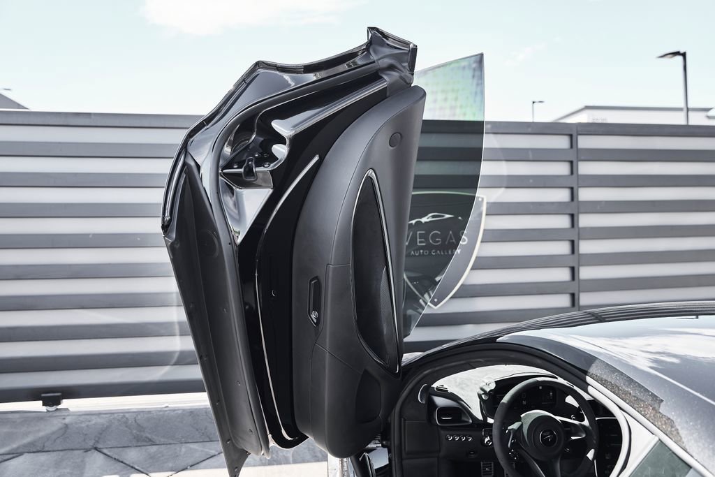 Used 2024 McLaren Artura RWD image 24
