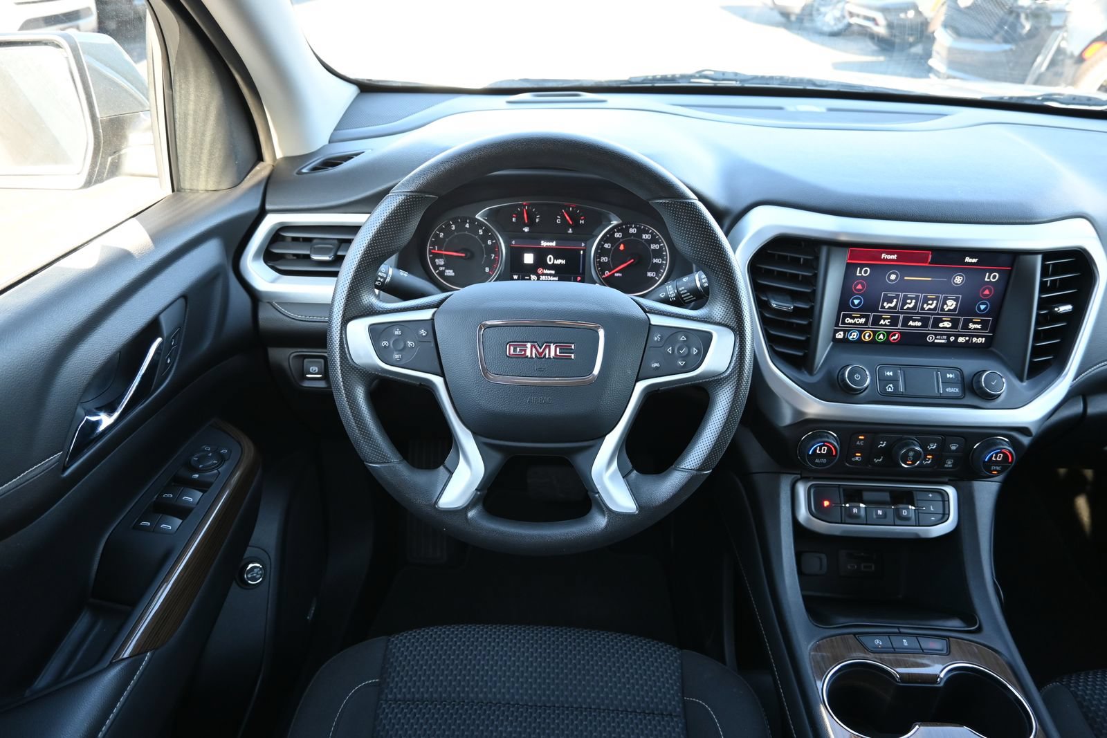 Used 2023 GMC Acadia SLE w/ Driver Convenience Package FWD image 9
