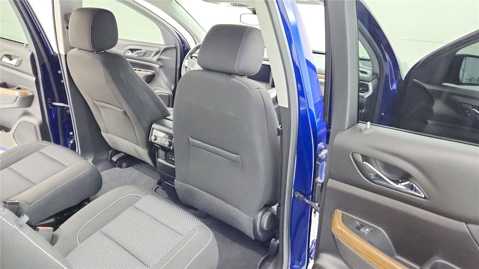Used 2023 GMC Acadia SLE w/ Driver Convenience Package FWD image 24