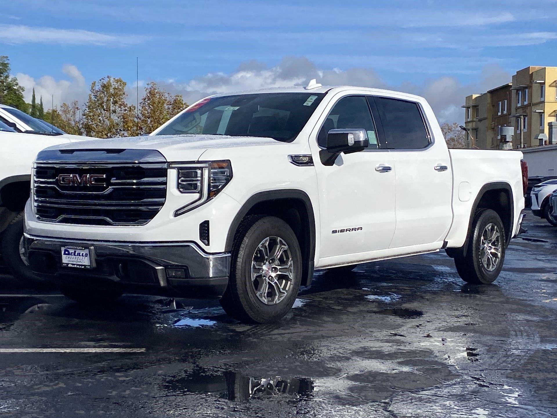 Used 2024 GMC Sierra 1500 SLT image 2