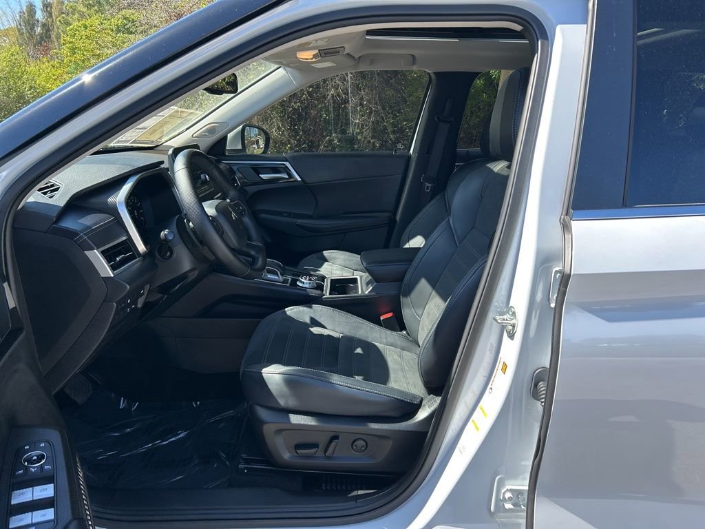 Used 2025 Mitsubishi Outlander 4WD Plug-In Hybrid image 15