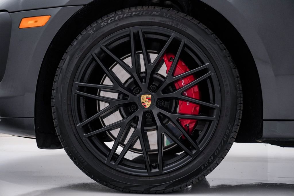Certified 2025 Porsche Macan GTS image 13