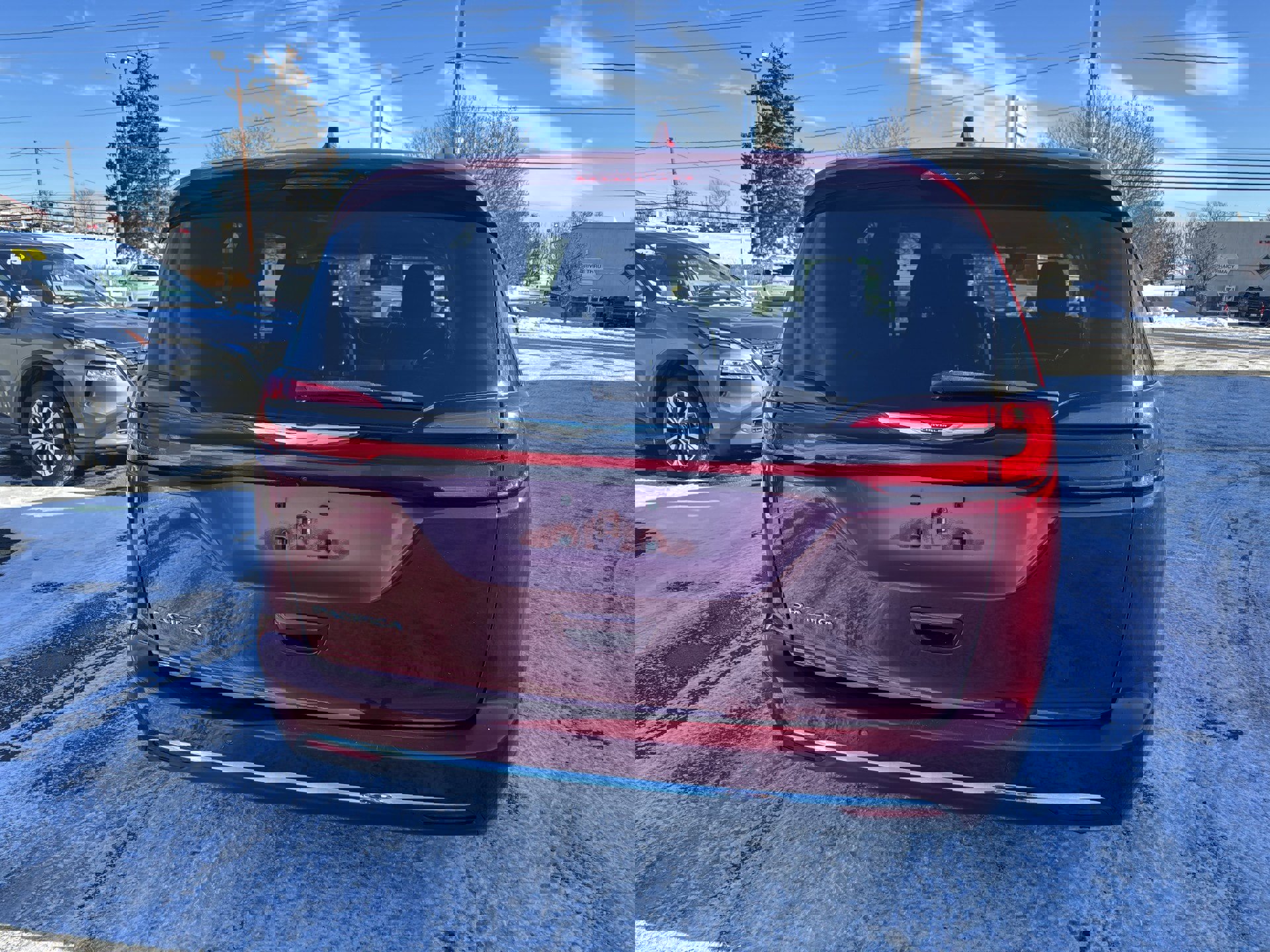 Used 2022 Chrysler Pacifica Touring-L image 4