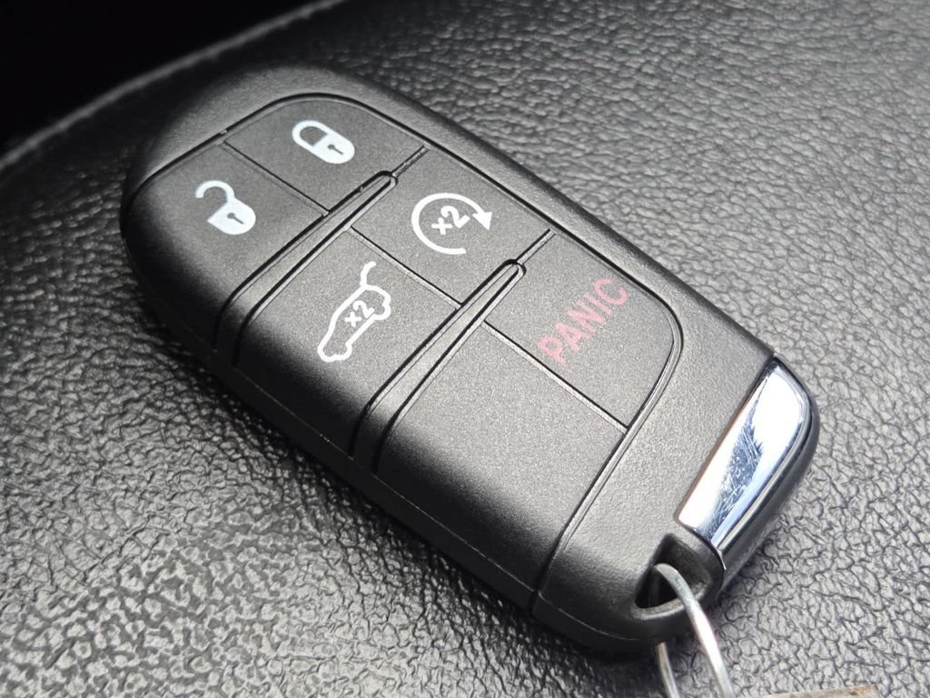 Used 2023 Jeep Compass Latitude AWD/4WD image 35