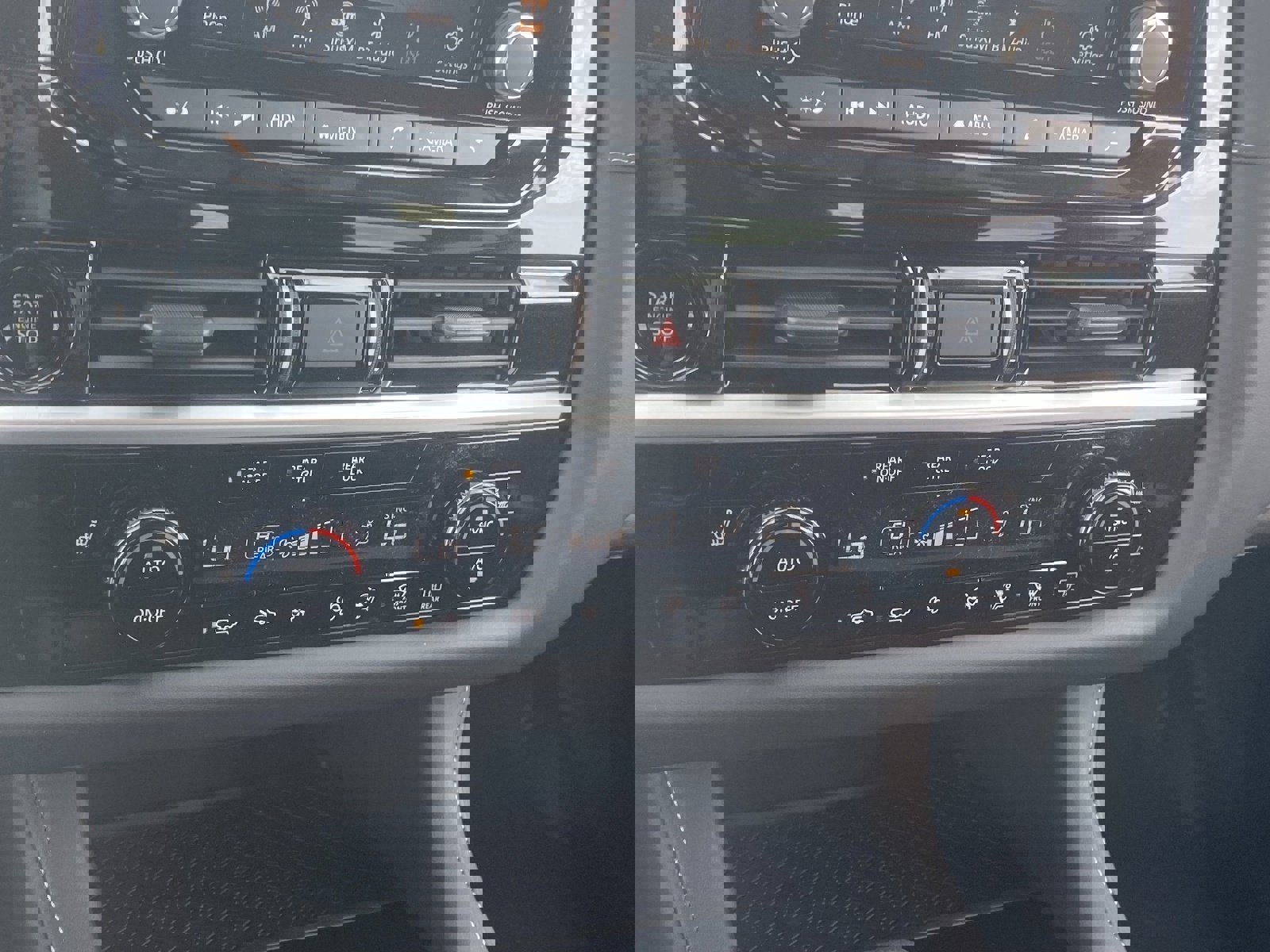 New 2025 Nissan Pathfinder SV w/ SV Premium Package image 29